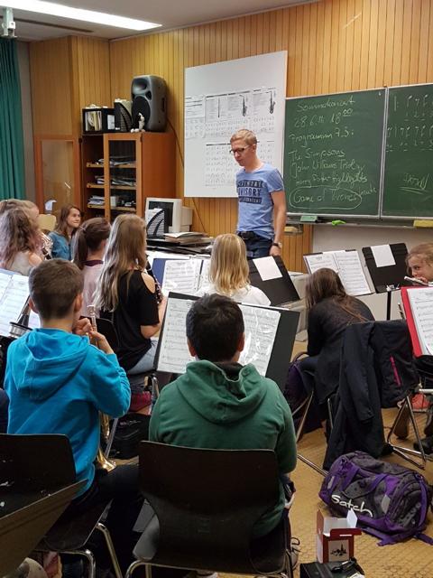Komponist Thiemo Kraas zu Gast bei der Bläserklasse 6.3.