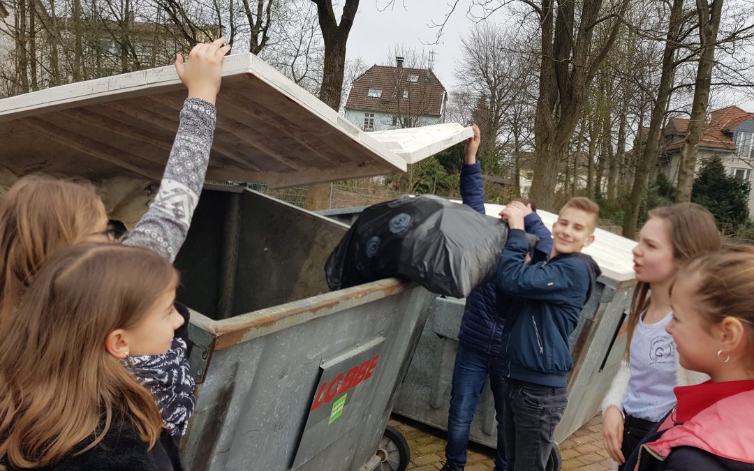 Müllsammelaktion für eine sauberere Schule