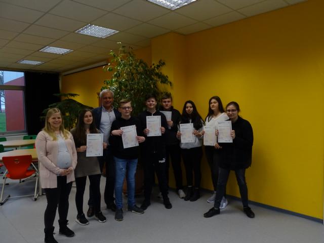 Englisch-XL-Teilnehmerinnen und -Teilnehmer erhalten Cambridge Zertifikat