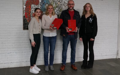 Zwei Hygieneboxen für Gesamtschülerinnen