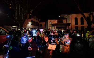 Bläserklasse 7.3 begleitet drei St. Martinsumzüge in der Region